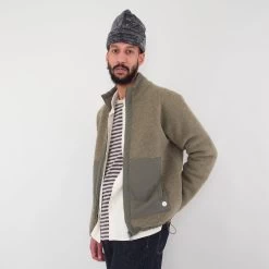 Signal Fleece - Olive Wool -Folk Store FOLKMENSMODELAW23PART2 173