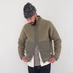 Signal Fleece - Olive Wool -Folk Store FOLKMENSMODELAW23PART2 214