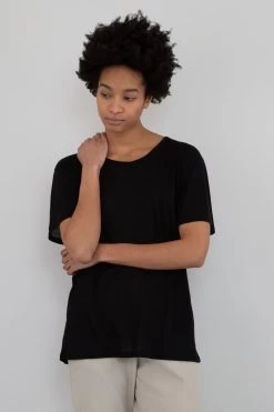 Slouch Tee - Black -Folk Store PRODUCT SLOT 2 860438 6C9EBFC92CBC166DC5549507C9F777E6FB27BB4AEEC7C8F13A98333703A8E4292CB3DA20DFDD7D11082A43403D4EFCE3607A14E27A2E53396F2093A97EA3D545