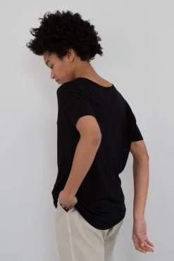 Slouch Tee - Black -Folk Store PRODUCT SLOT 4 860438 6C9EBFC92CBC166DC5549507C9F777E6FB27BB4AEEC7C8F13A98333703A8E4292CB3DA20DFDD7D11082A43403D4EFCE3607A14E27A2E53396F2093A97EA3D545