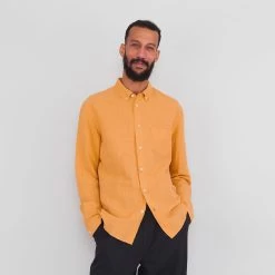 Relaxed Fit Shirt - Ochre Linen Grid -Folk Store PRODUCT SWATCH 895962 6C9EBFC92CBC166DC5549507C9F777E6FB27BB4AEEC7C8F13A98333703A8E4292CB3DA20DFDD7D11082A43403D4EFCE3607A14E27A2E53396F2093A97EA3D545