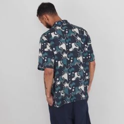 Gabe Shirt - Coil Print Indigo -Folk Store PRODUCT SWATCH 897019 6C9EBFC92CBC166DC5549507C9F777E6FB27BB4AEEC7C8F13A98333703A8E4292CB3DA20DFDD7D11082A43403D4EFCE3607A14E27A2E53396F2093A97EA3D545