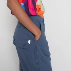 Barrel Trousers Women's - Dusty Blue Canvas -Folk Store PRODUCT SWATCH 921651 6C9EBFC92CBC166DC5549507C9F777E6FB27BB4AEEC7C8F13A98333703A8E4292CB3DA20DFDD7D11082A43403D4EFCE3607A14E27A2E53396F2093A97EA3D545